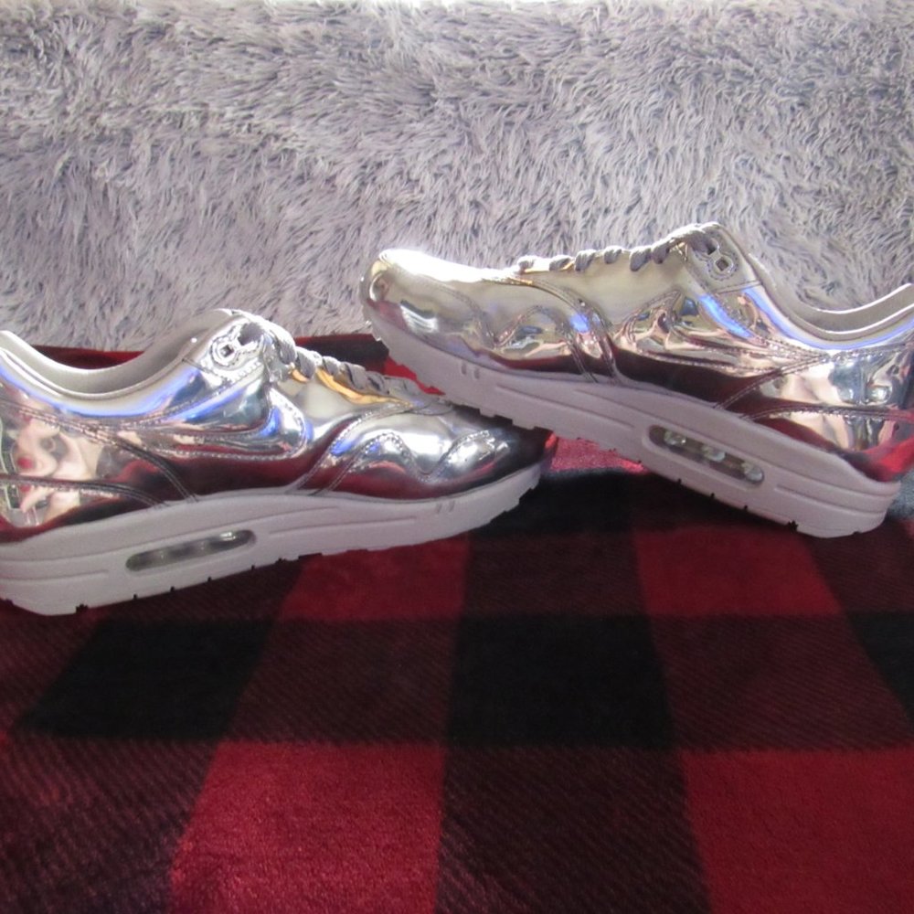 Nike Air Max 1 Liquid Silver (Women's) Size 12 men sz 10.5